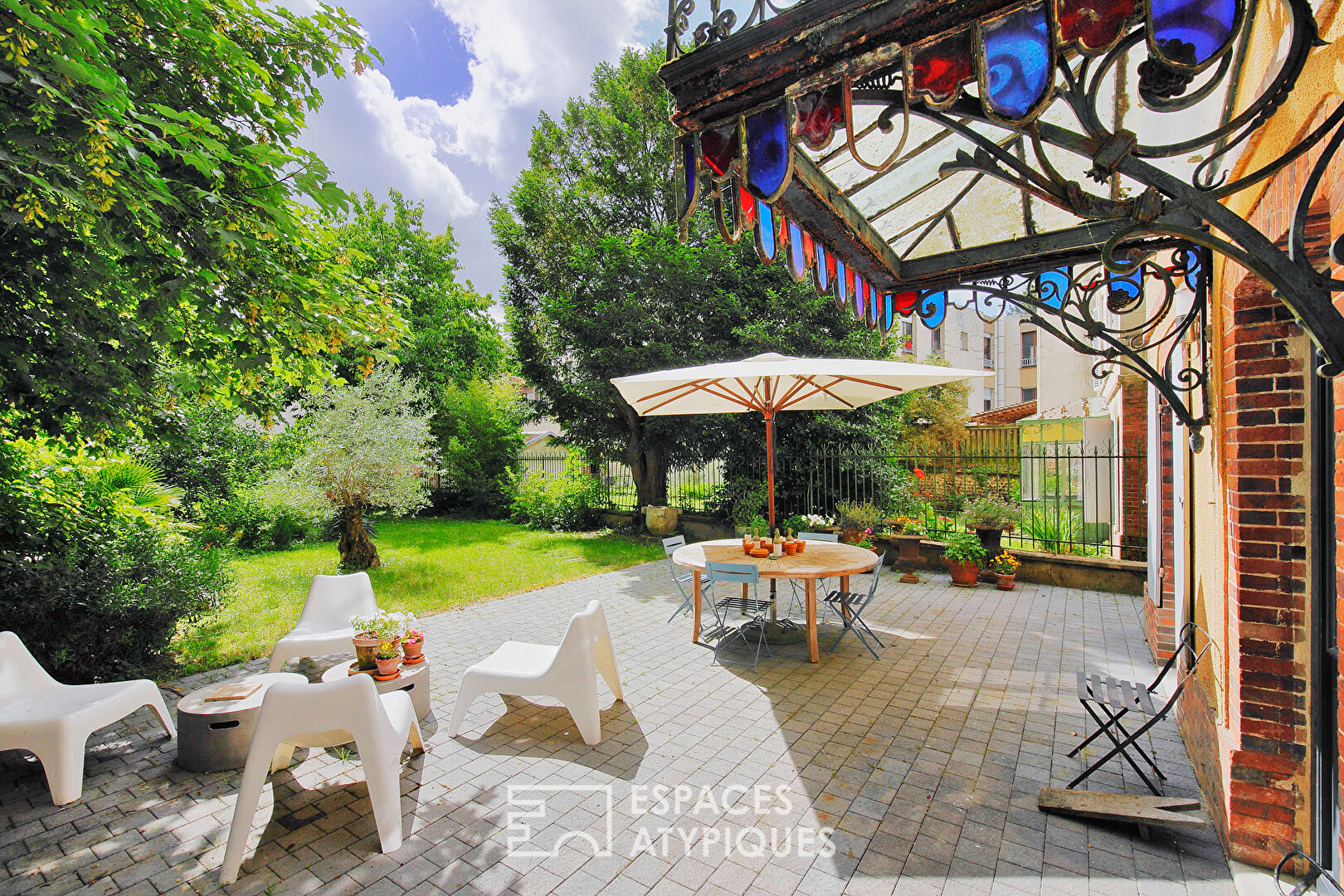 Maison bourgeoise rénovée avec vue et jardin