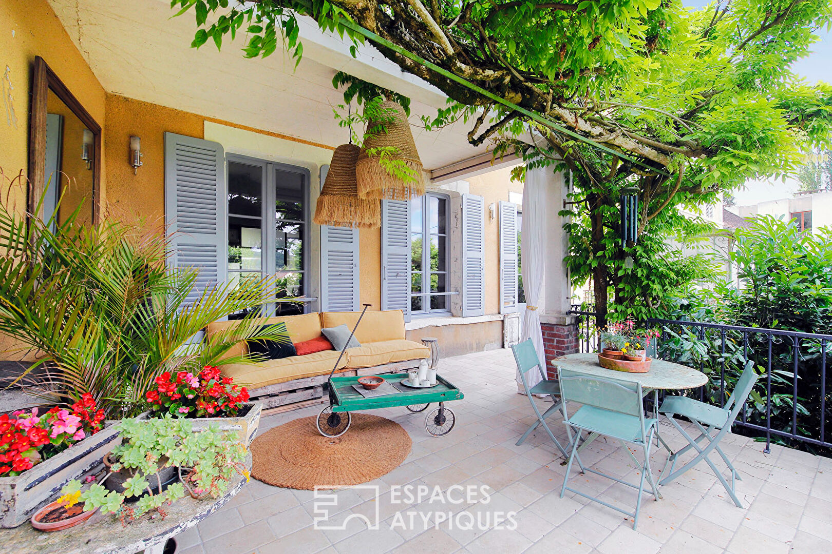Maison bourgeoise rénovée avec vue et jardin