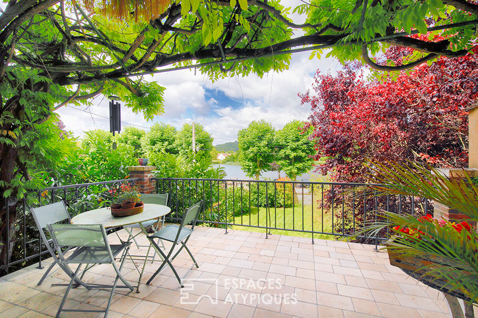 Maison bourgeoise rénovée avec vue et jardin