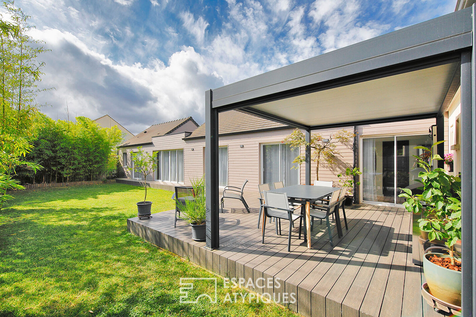 Contemporary single-storey house with garden