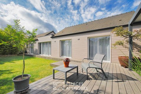 Contemporary single-storey house with garden