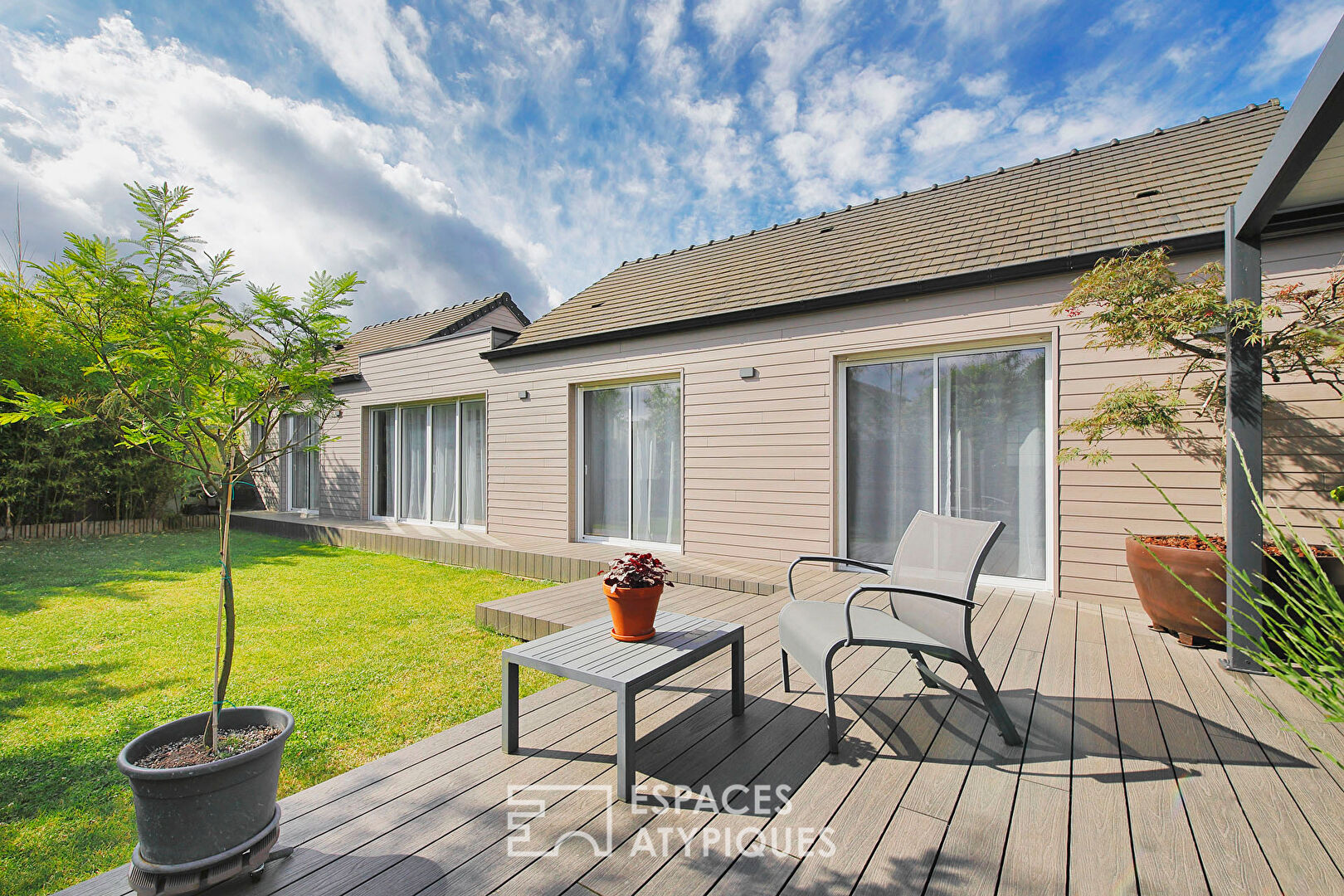 Contemporary single-storey house with garden