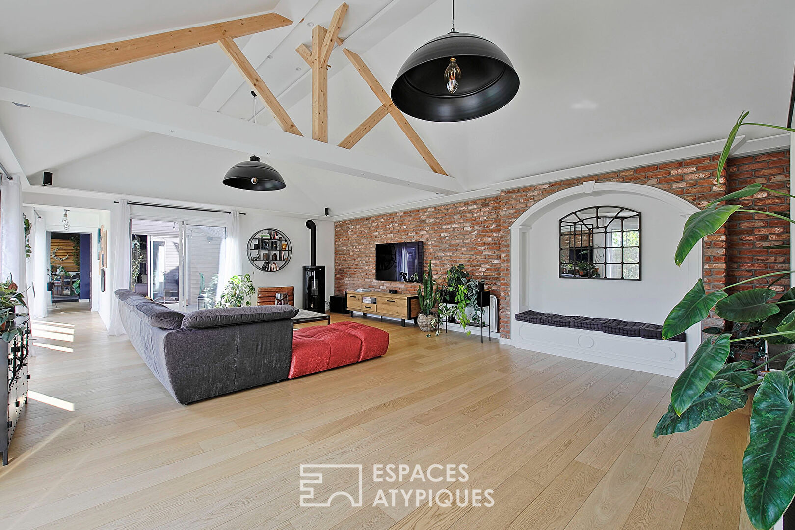 Contemporary single-storey house with garden