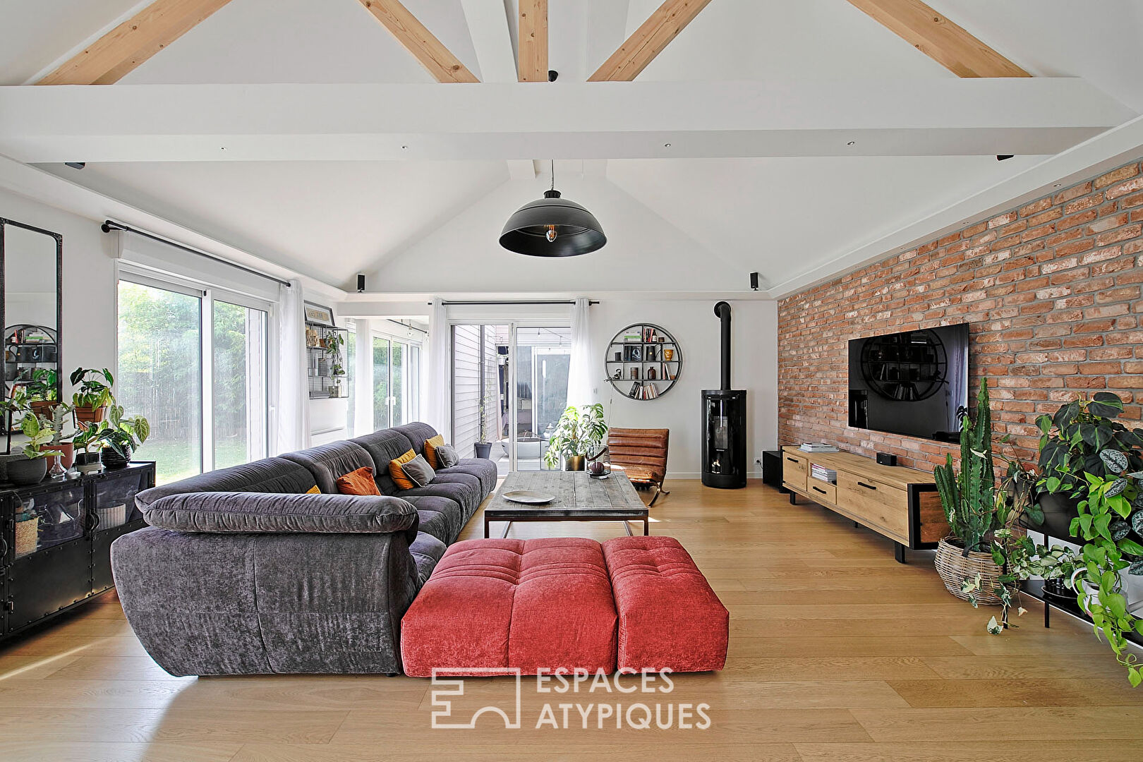 Contemporary single-storey house with garden