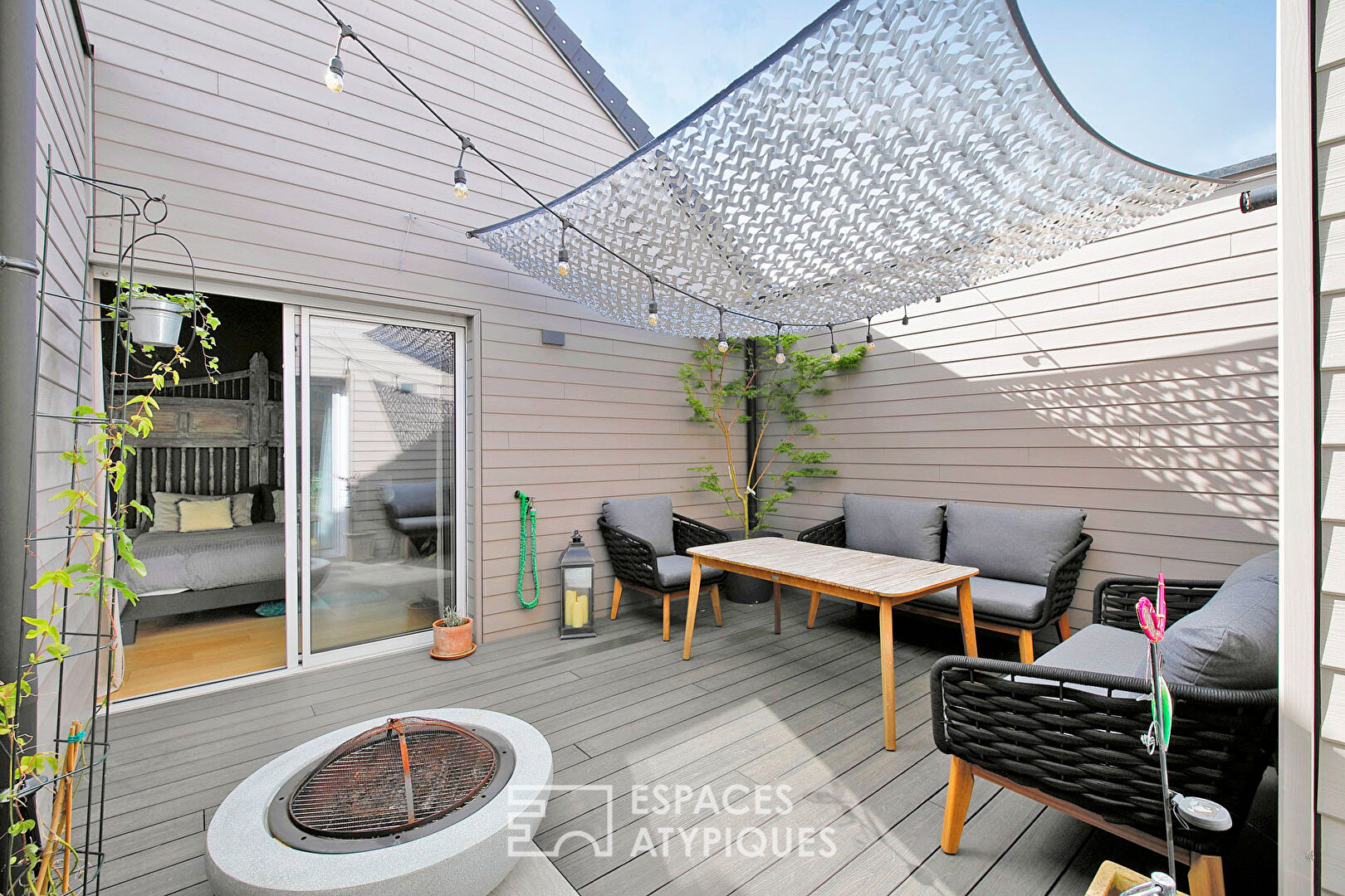 Contemporary single-storey house with garden