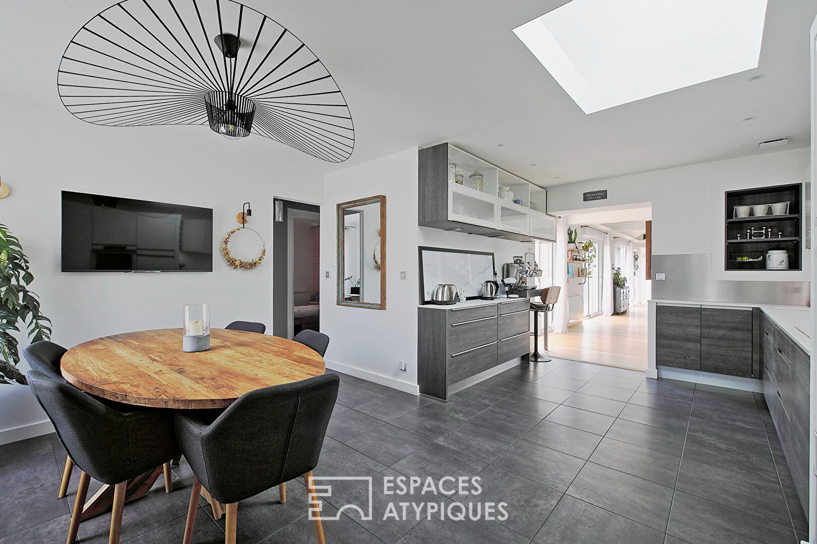 Contemporary single-storey house with garden