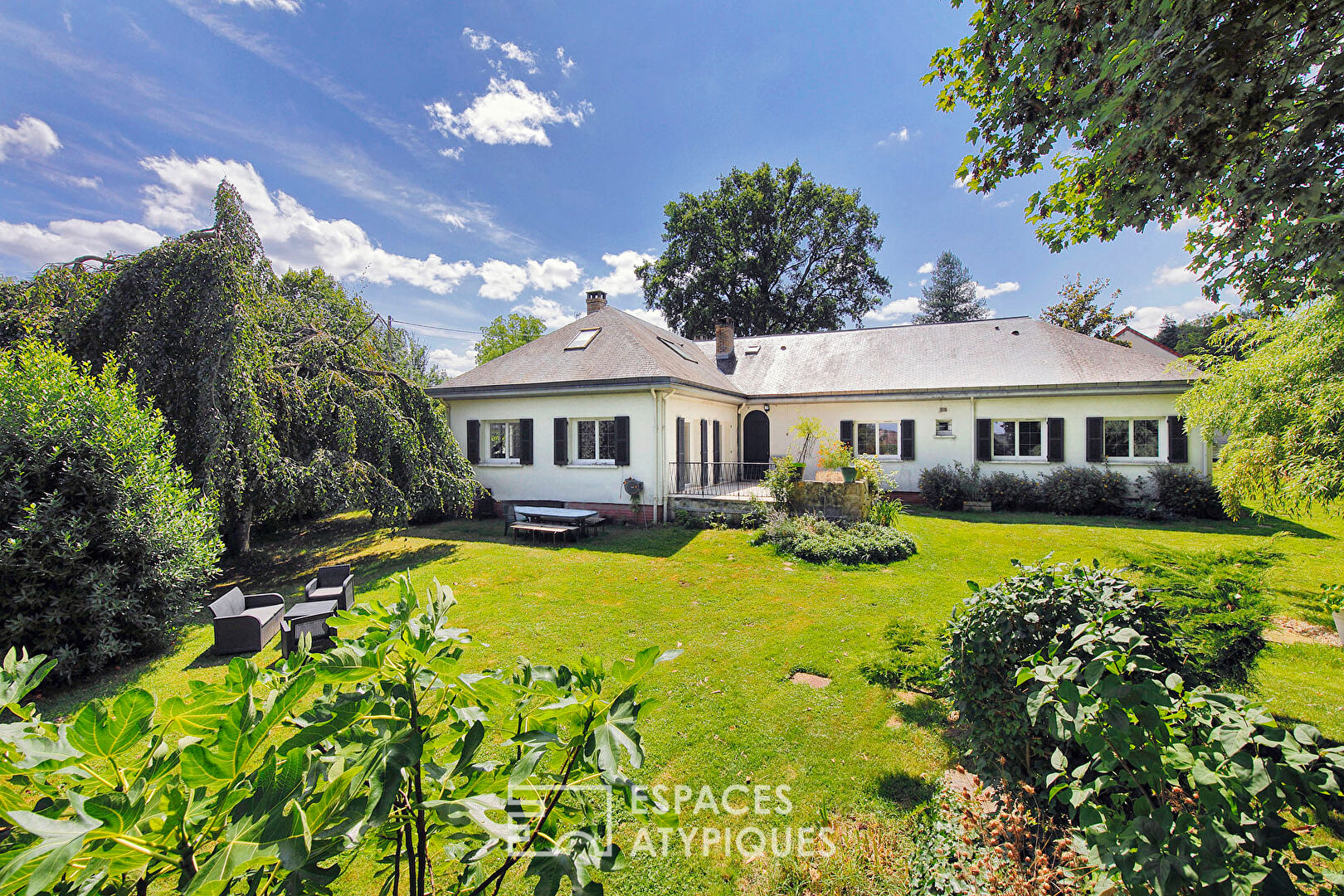 Maison de plain pied avec deux studios indépendants et jardin