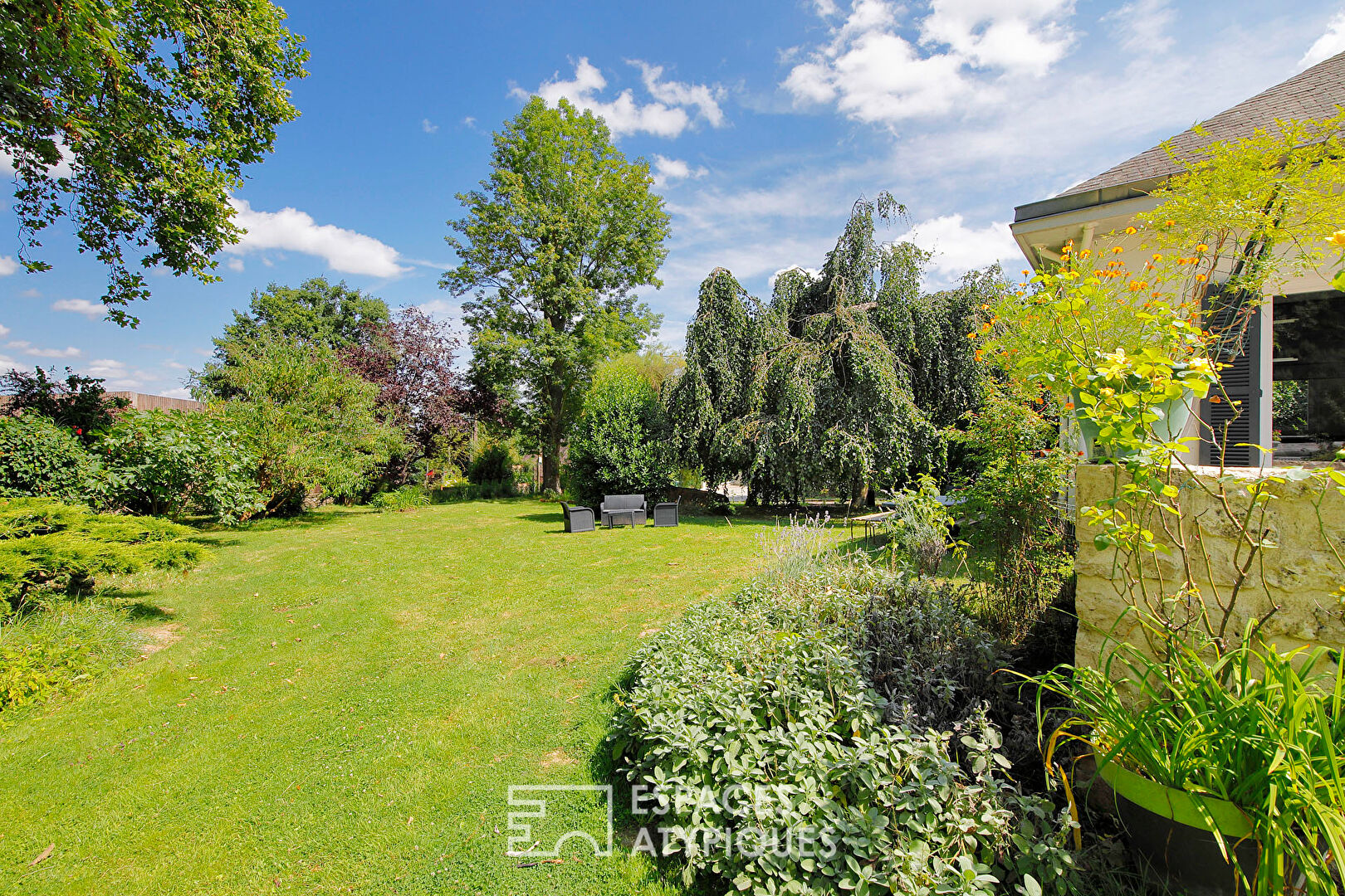 Maison de plain pied avec deux studios indépendants et jardin
