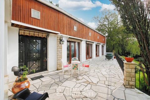 Maison d’architecte style californien avec jardin et vue sur la campagne