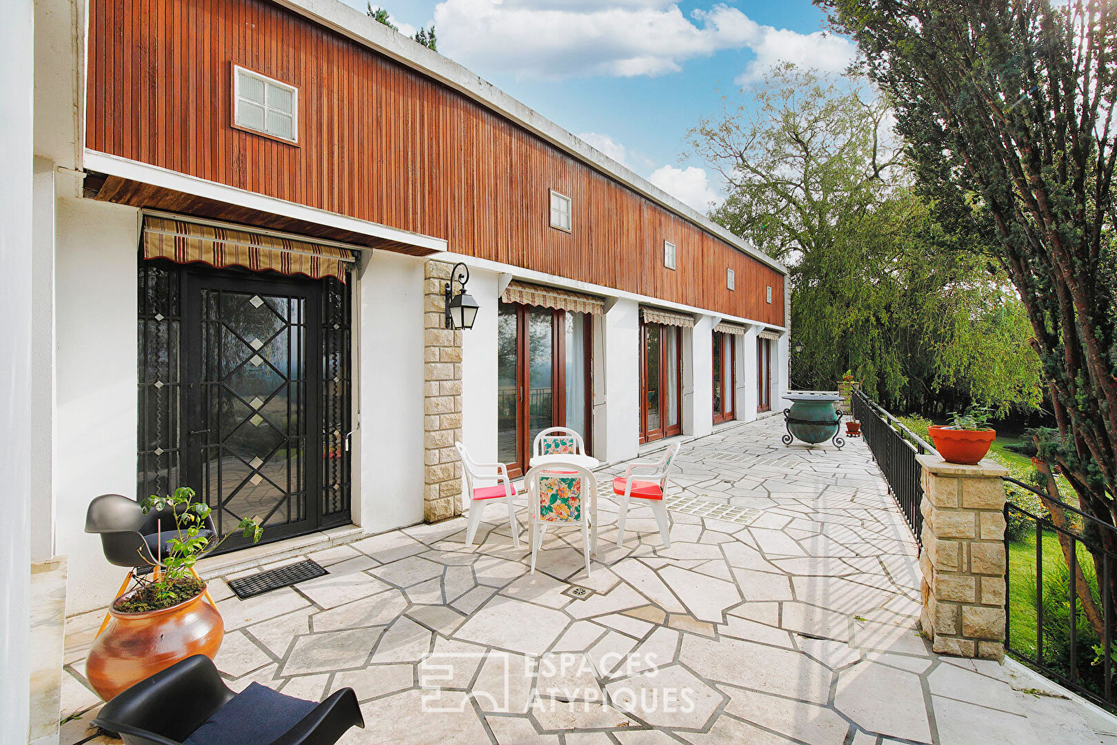 Maison d’architecte style californien avec jardin et vue sur la campagne
