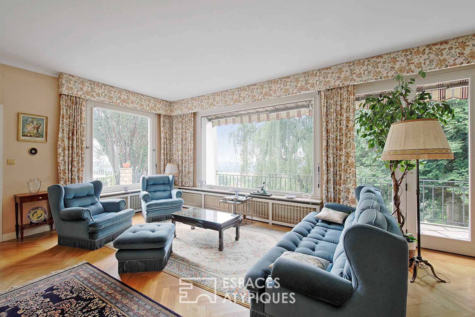 Maison d’architecte style californien avec jardin et vue sur la campagne