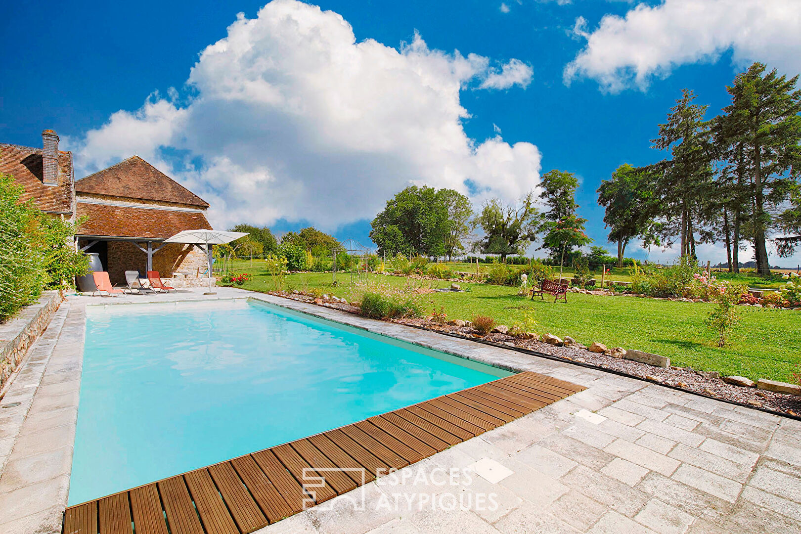 Propriété rénovée avec piscine, dépendances et ses parcs
