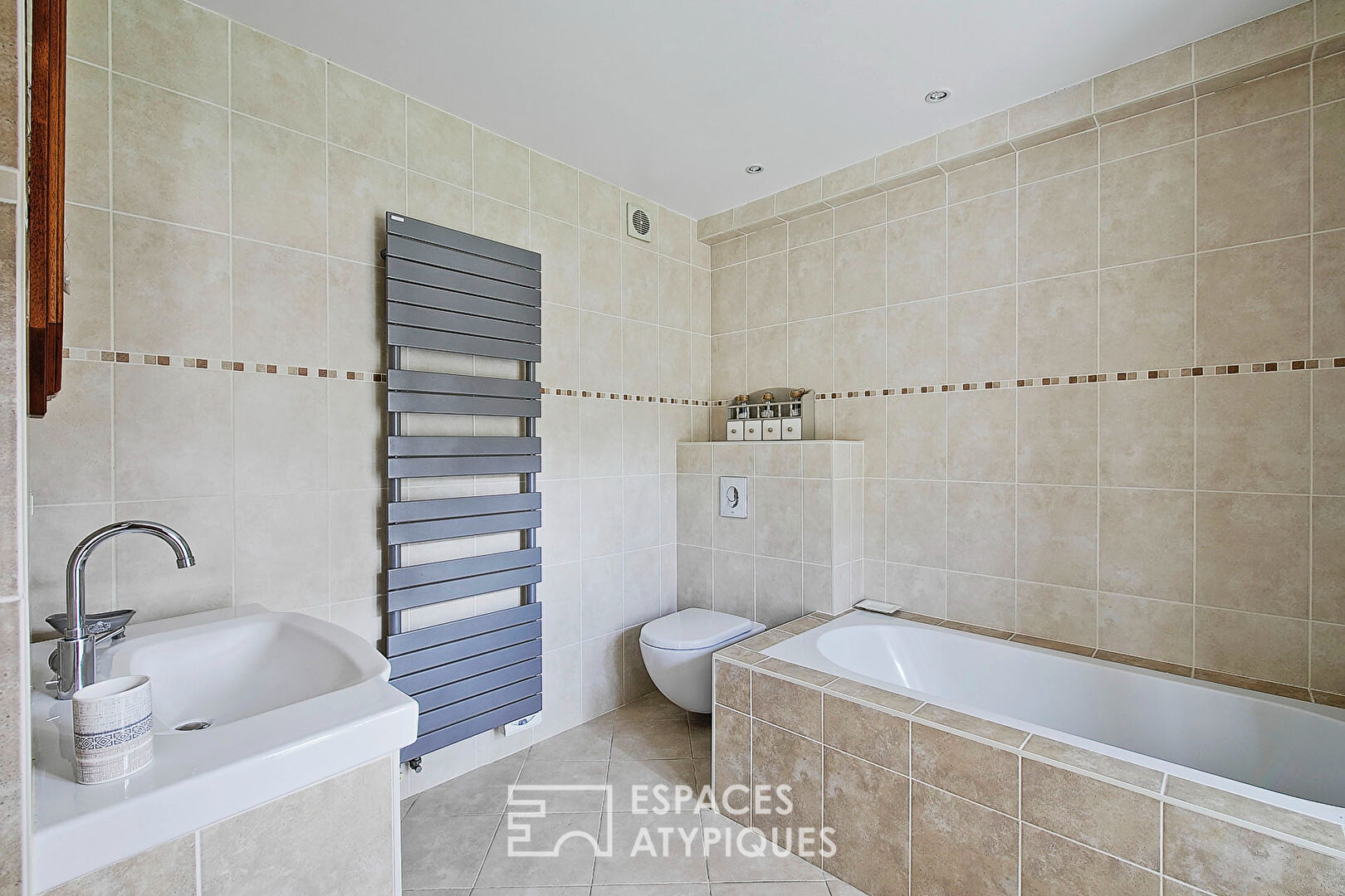 Propriété rénovée avec piscine, dépendances et ses parcs