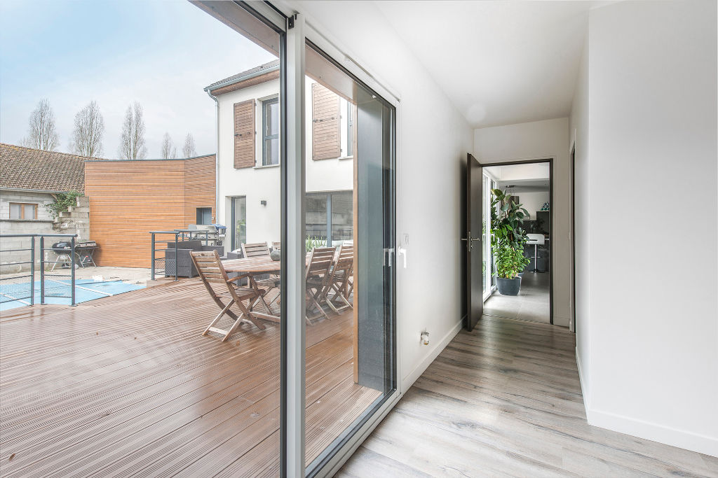 Maison contemporaine avec piscine et jardin