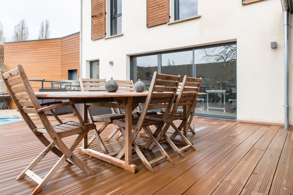 Maison contemporaine avec piscine et jardin