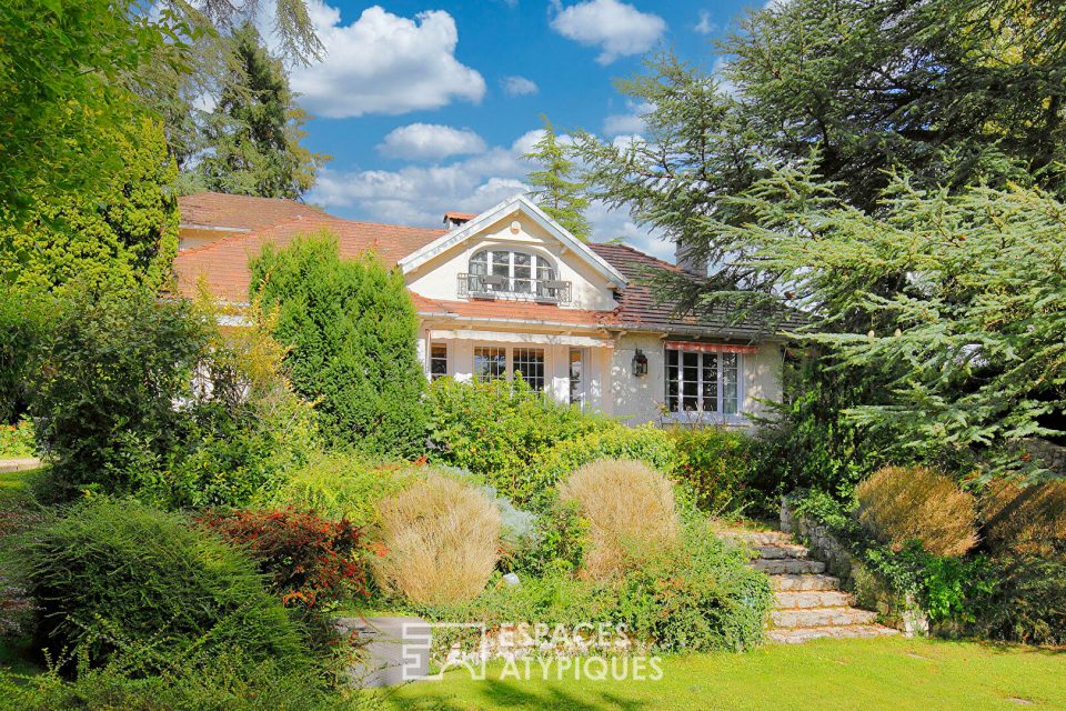 Villa des années 30 surplombant un beau jardin paysager