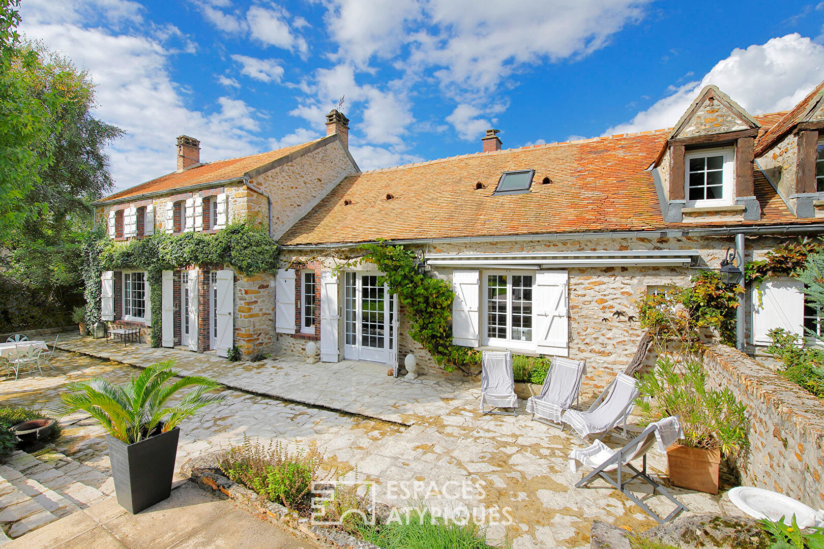 Belle longère avec piscine dans son écrin de verdure