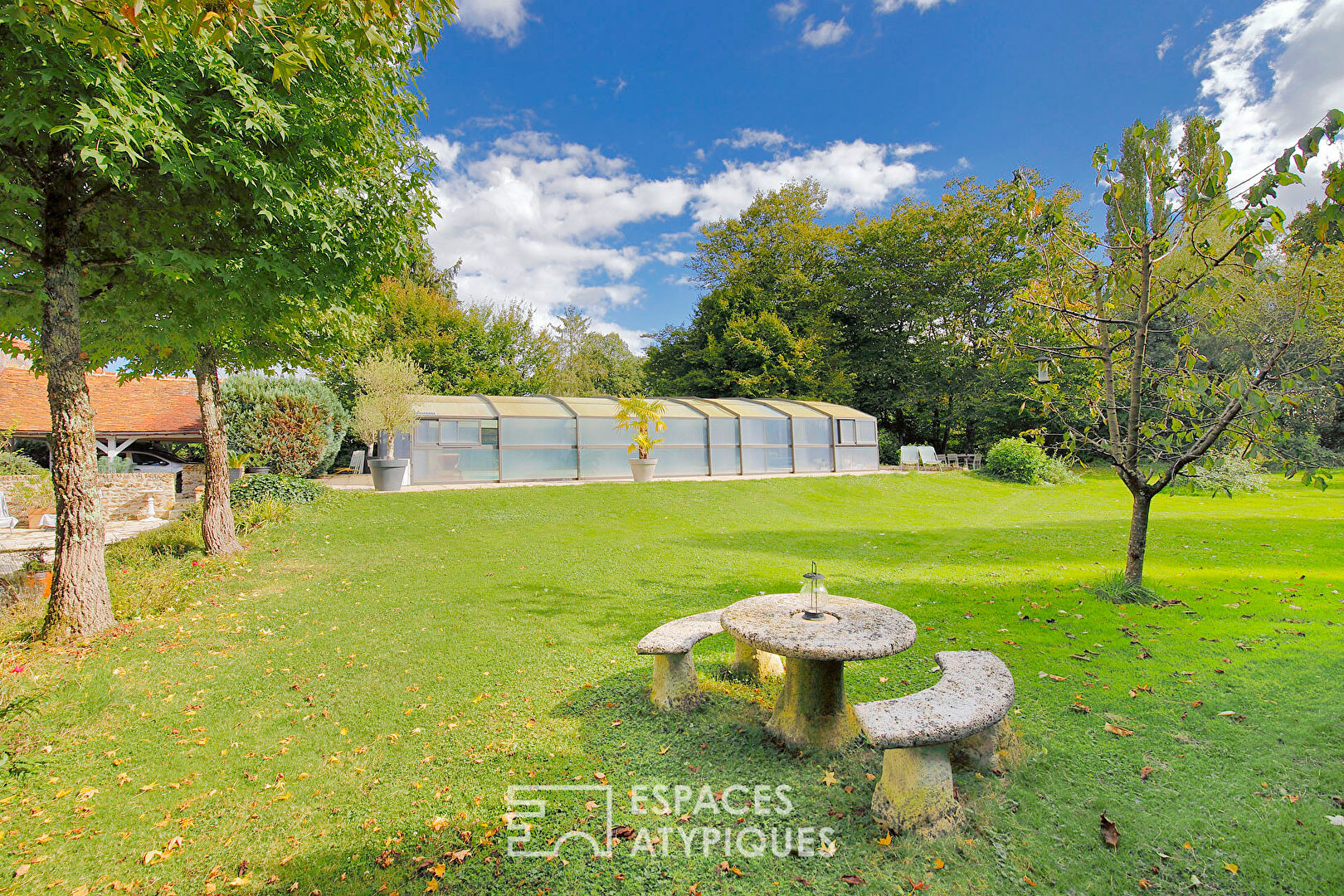 Belle longère avec piscine dans son écrin de verdure