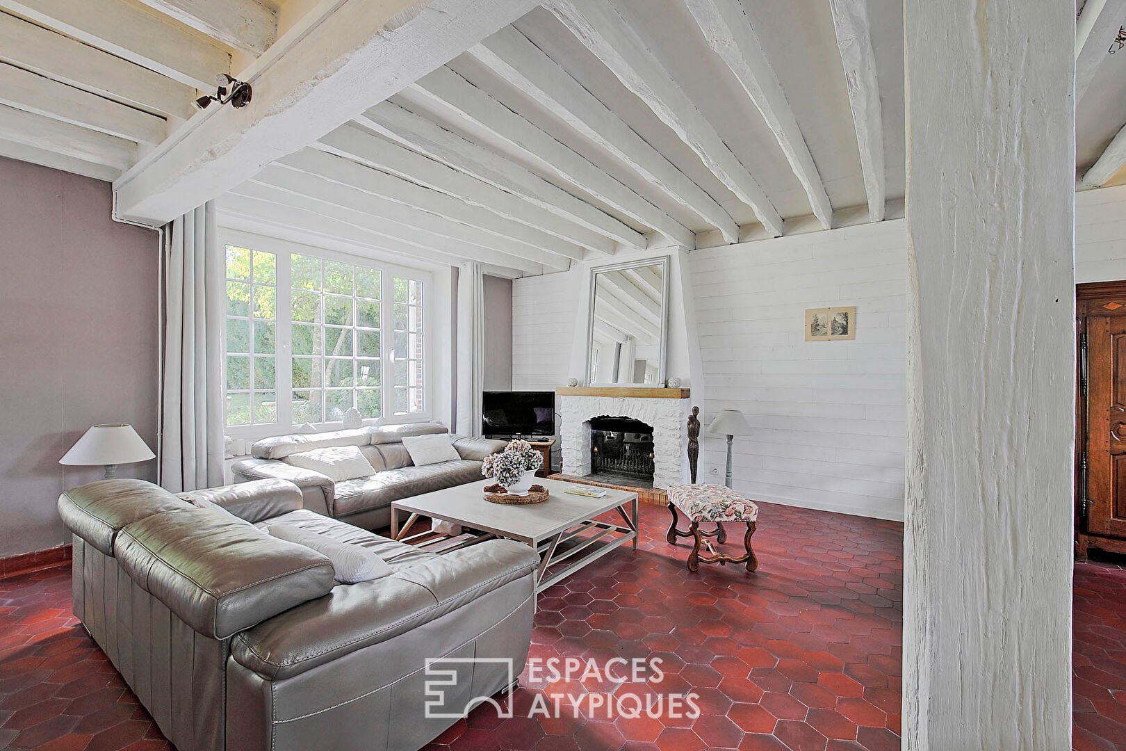Belle longère avec piscine dans son écrin de verdure