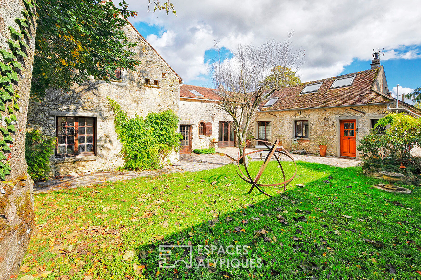 Maison de campagne avec jardin et grande dépendance