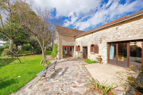 Maison de campagne avec jardin et grande dépendance