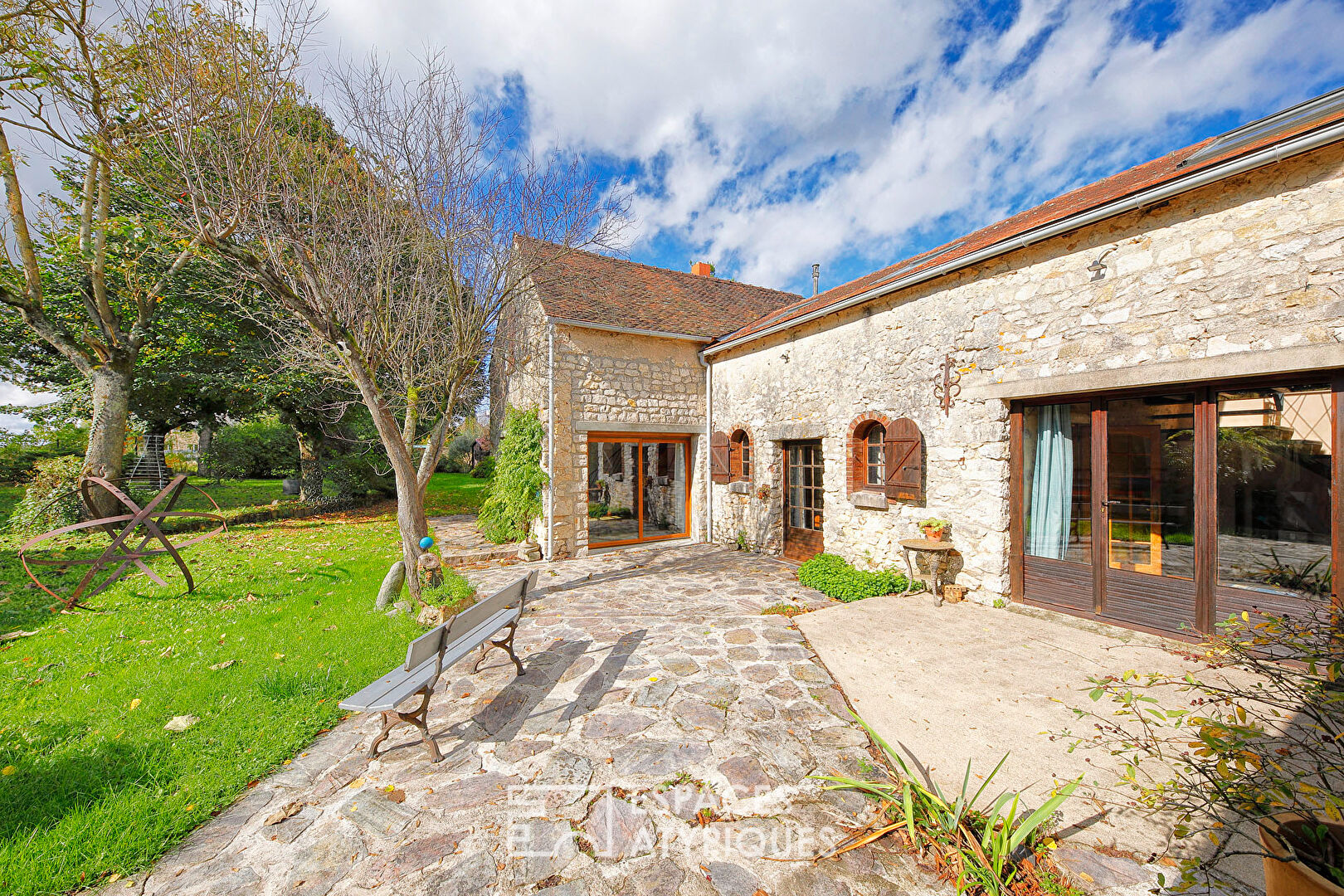 Maison de campagne avec jardin et grande dépendance