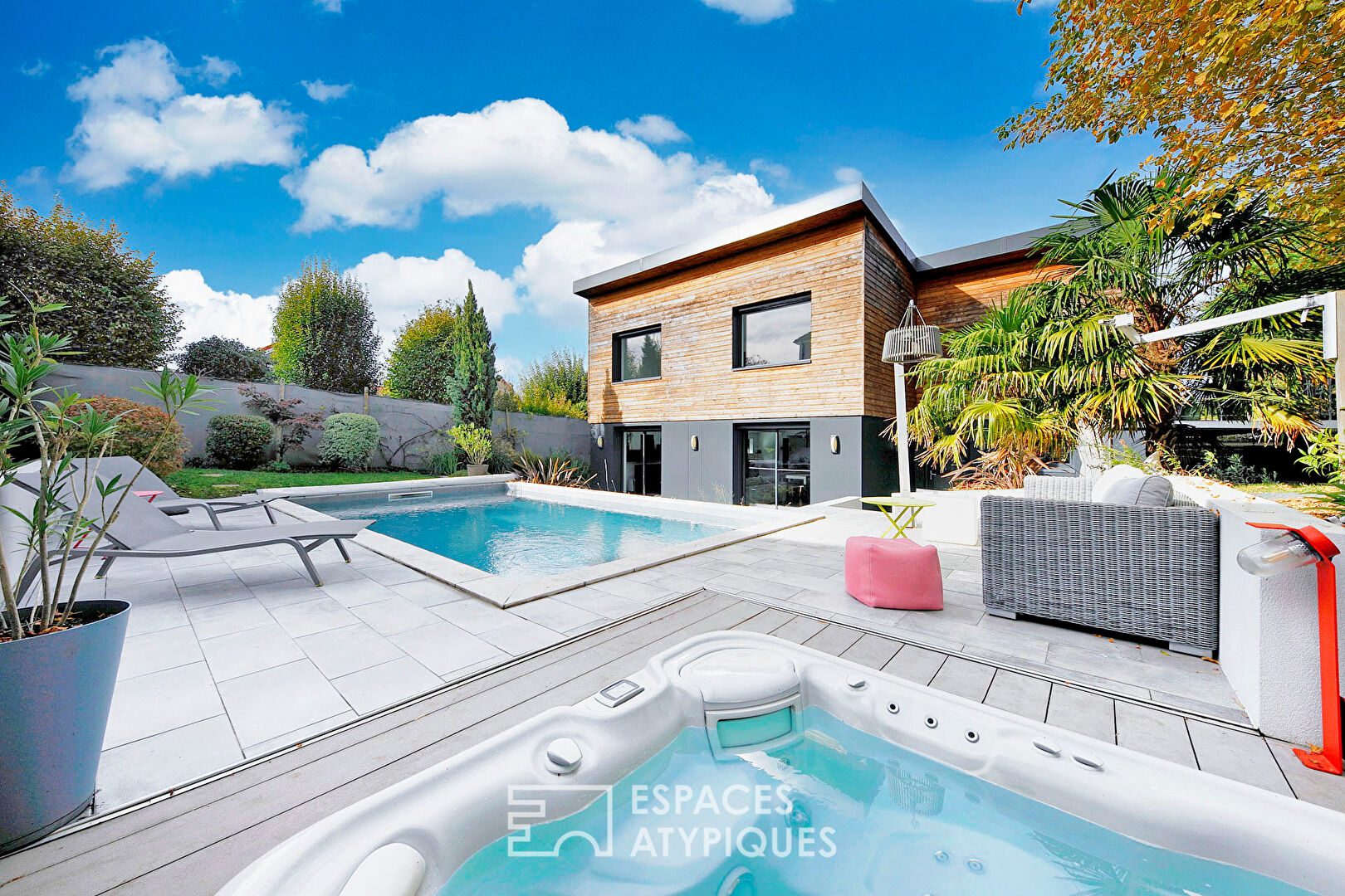 Maison contemporaine rénovée avec piscine