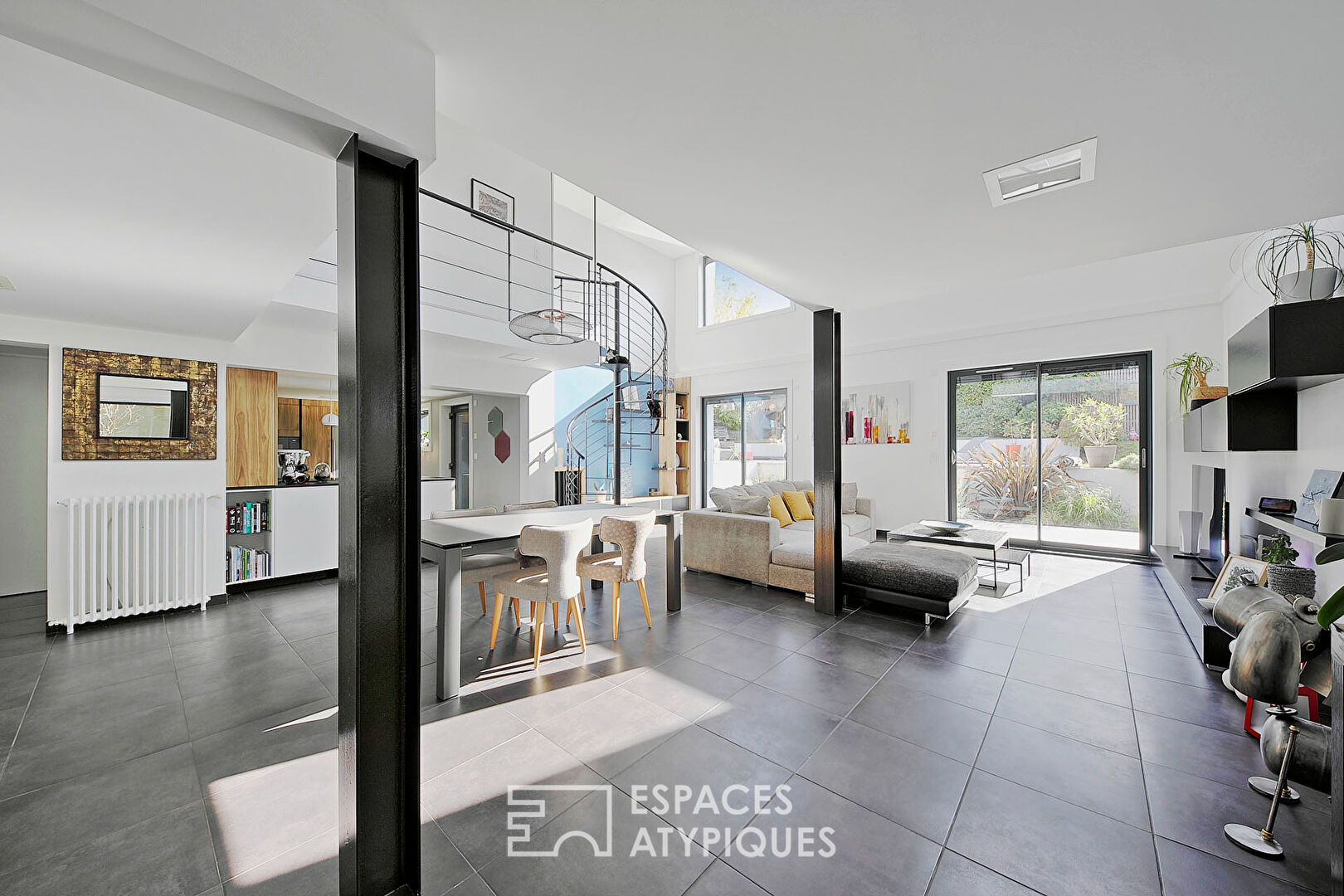Maison contemporaine rénovée avec piscine
