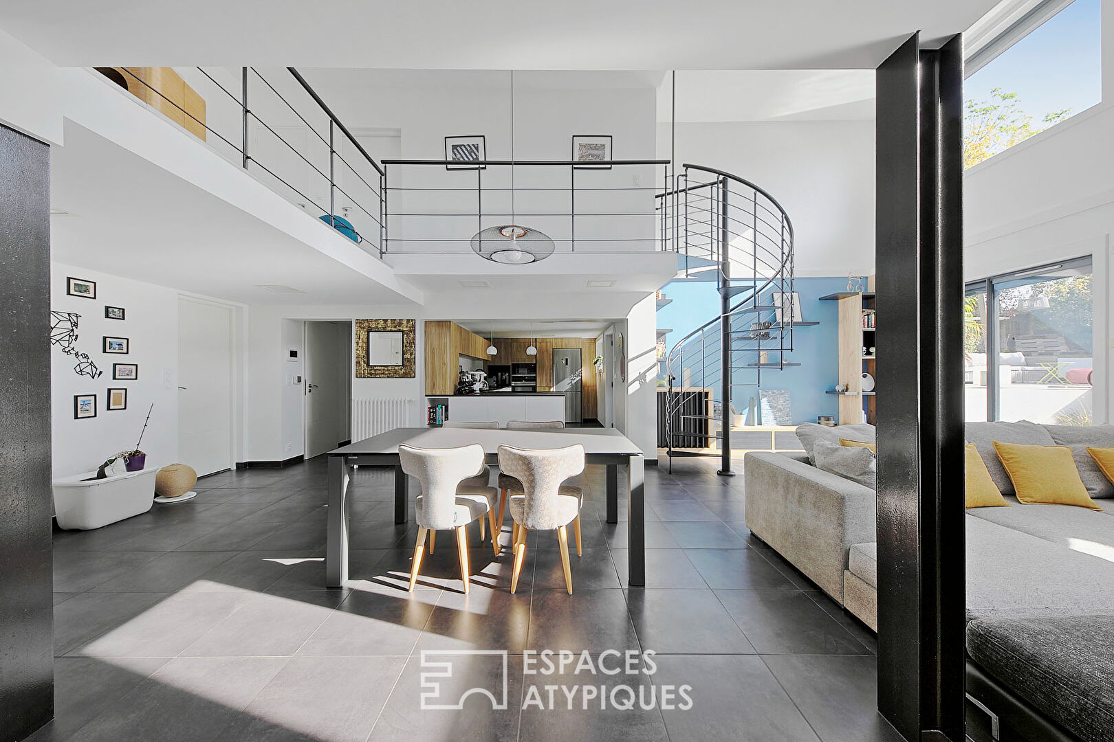 Maison contemporaine rénovée avec piscine