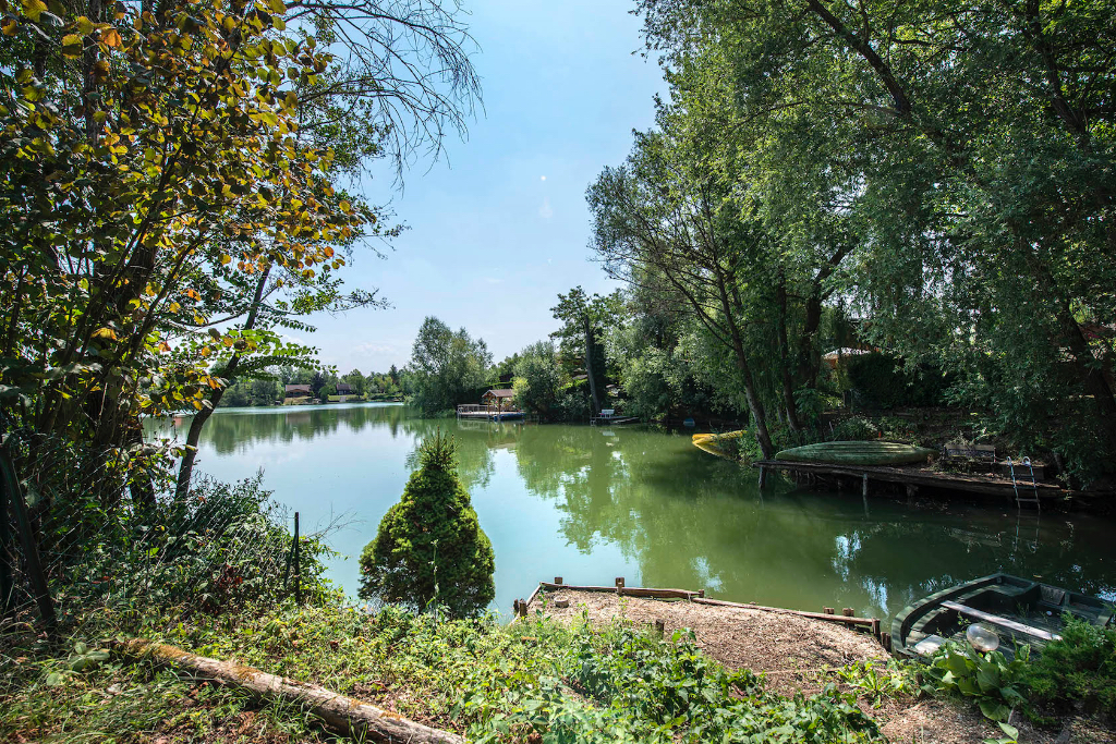 House with stunning views of a lake