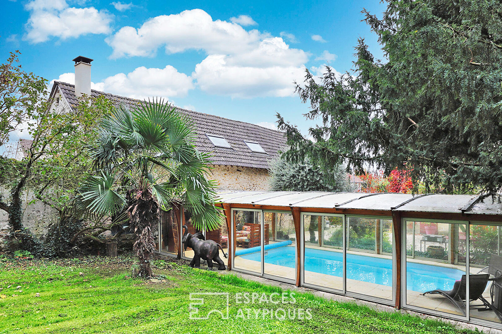 Maison de caractère avec jardin paysager et piscine