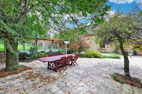 Maison de caractère avec jardin paysager et piscine
