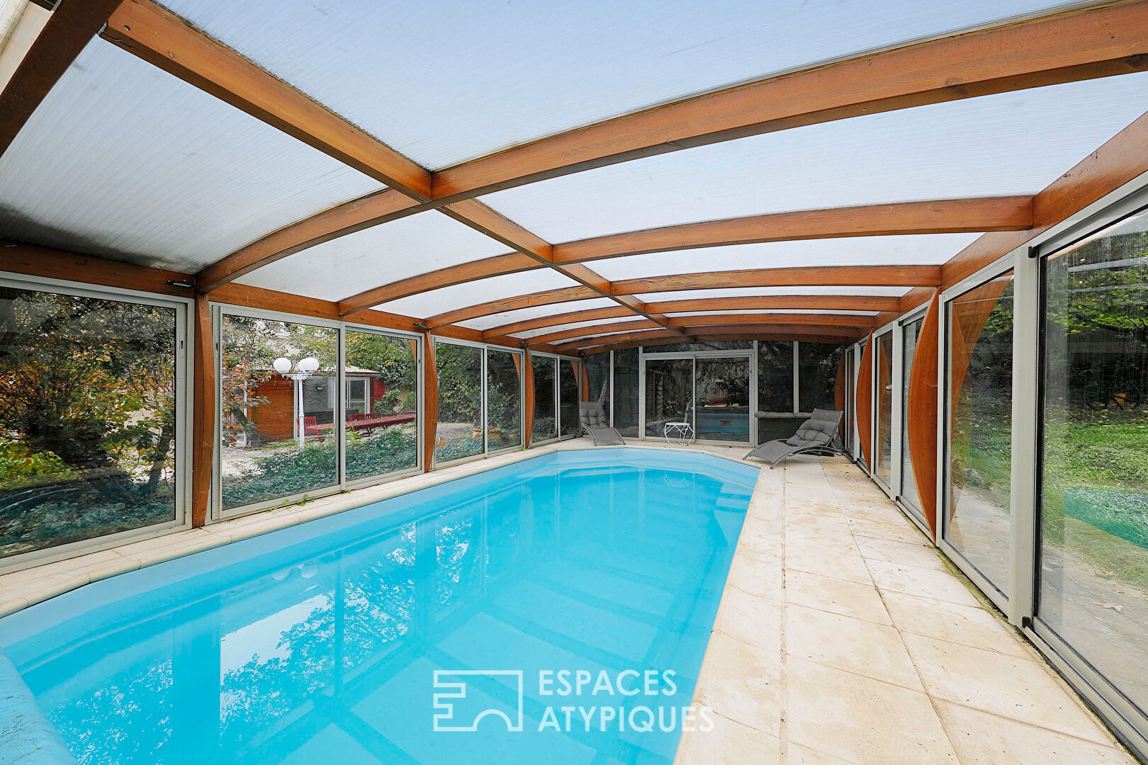 Maison de caractère avec jardin paysager et piscine