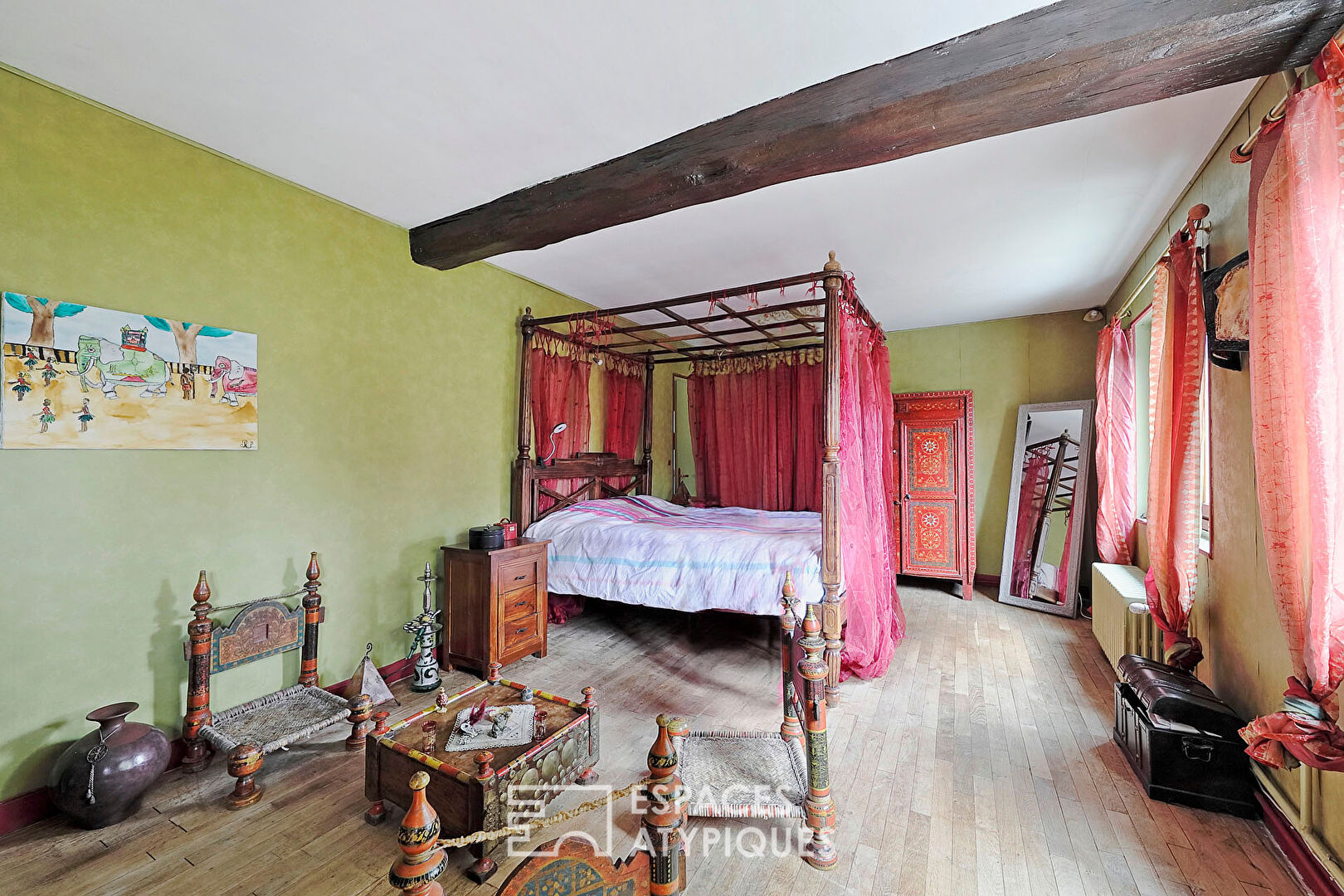 Maison de caractère avec jardin paysager et piscine