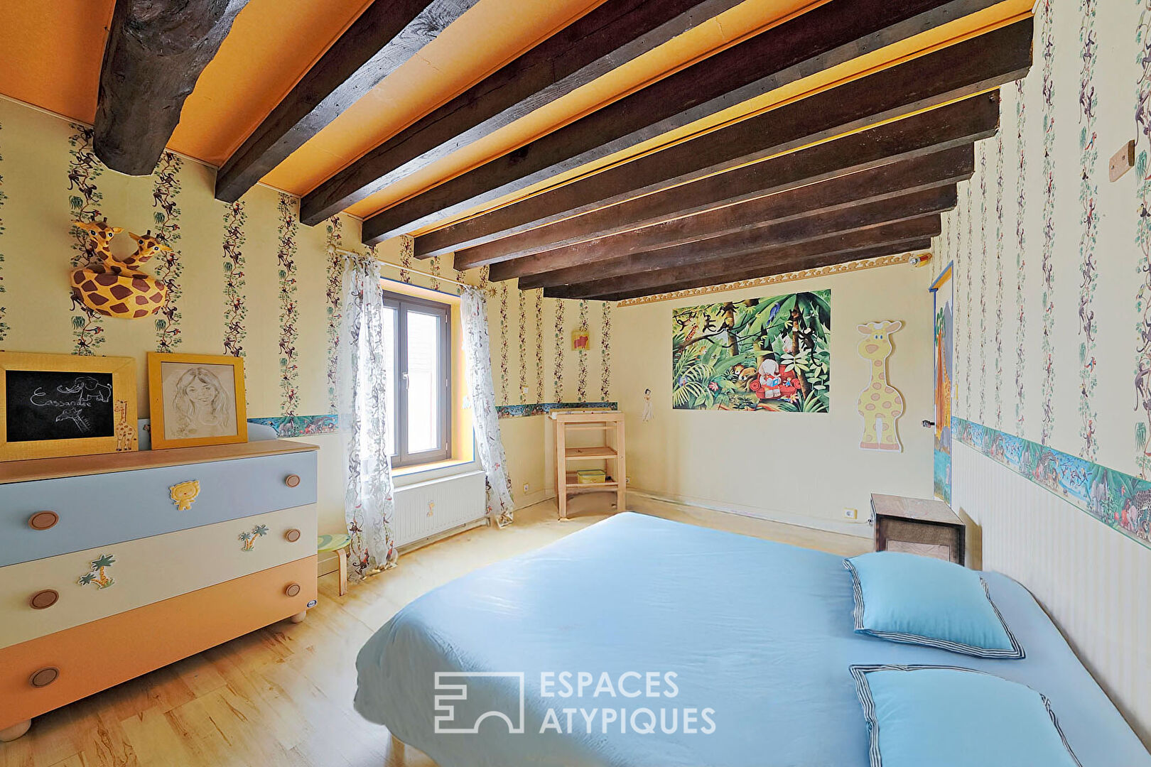 Maison de caractère avec jardin paysager et piscine