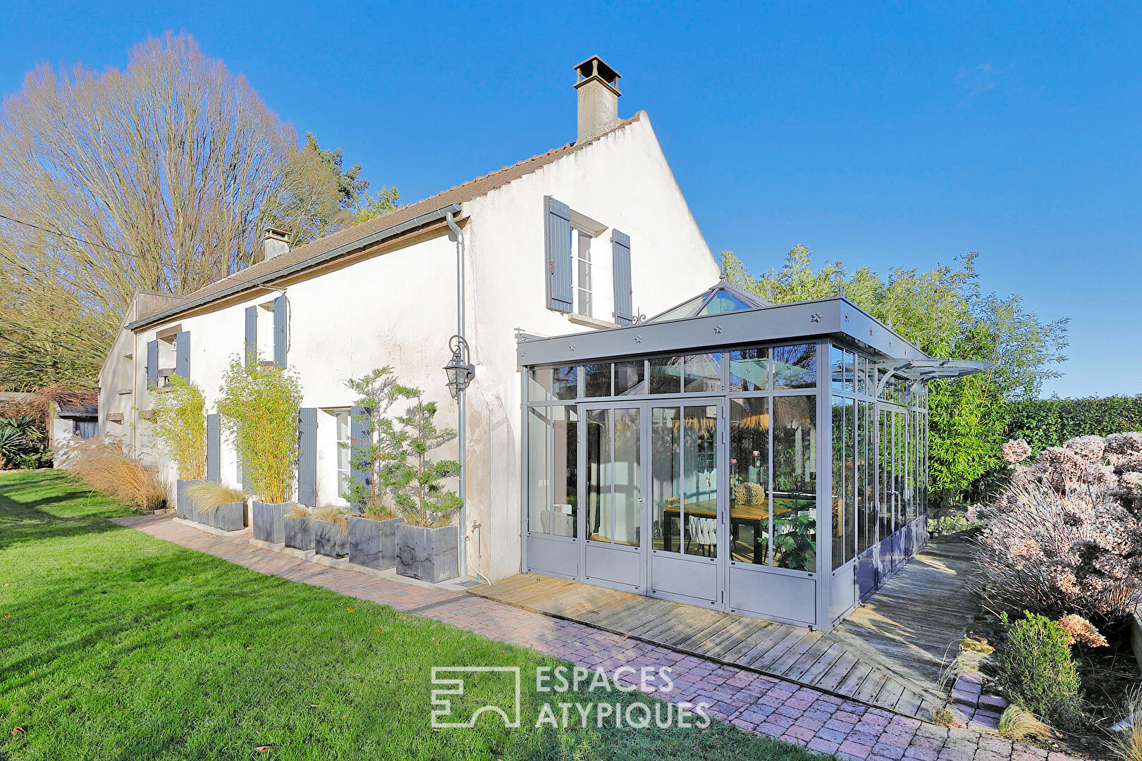 Beautiful renovated Brie house and its garden with swimming pool