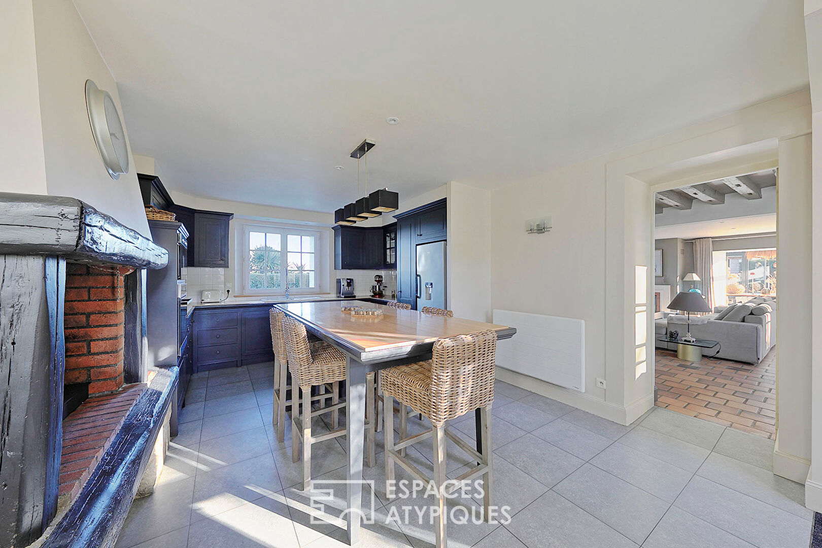 Beautiful renovated Brie house and its garden with swimming pool