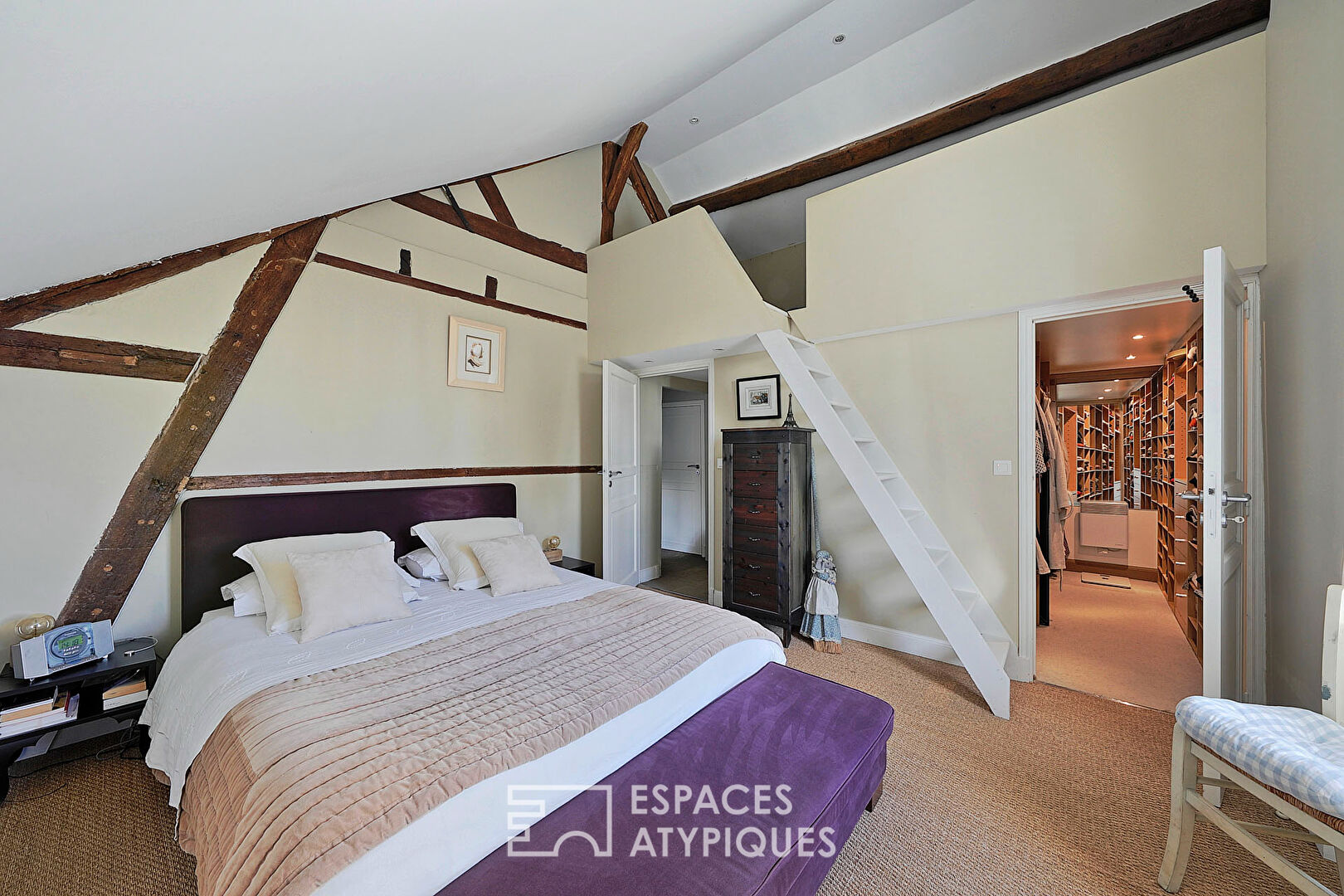 Beautiful renovated Brie house and its garden with swimming pool