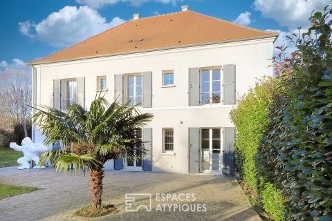 The beautiful contemporary house in the heart of the city with garden