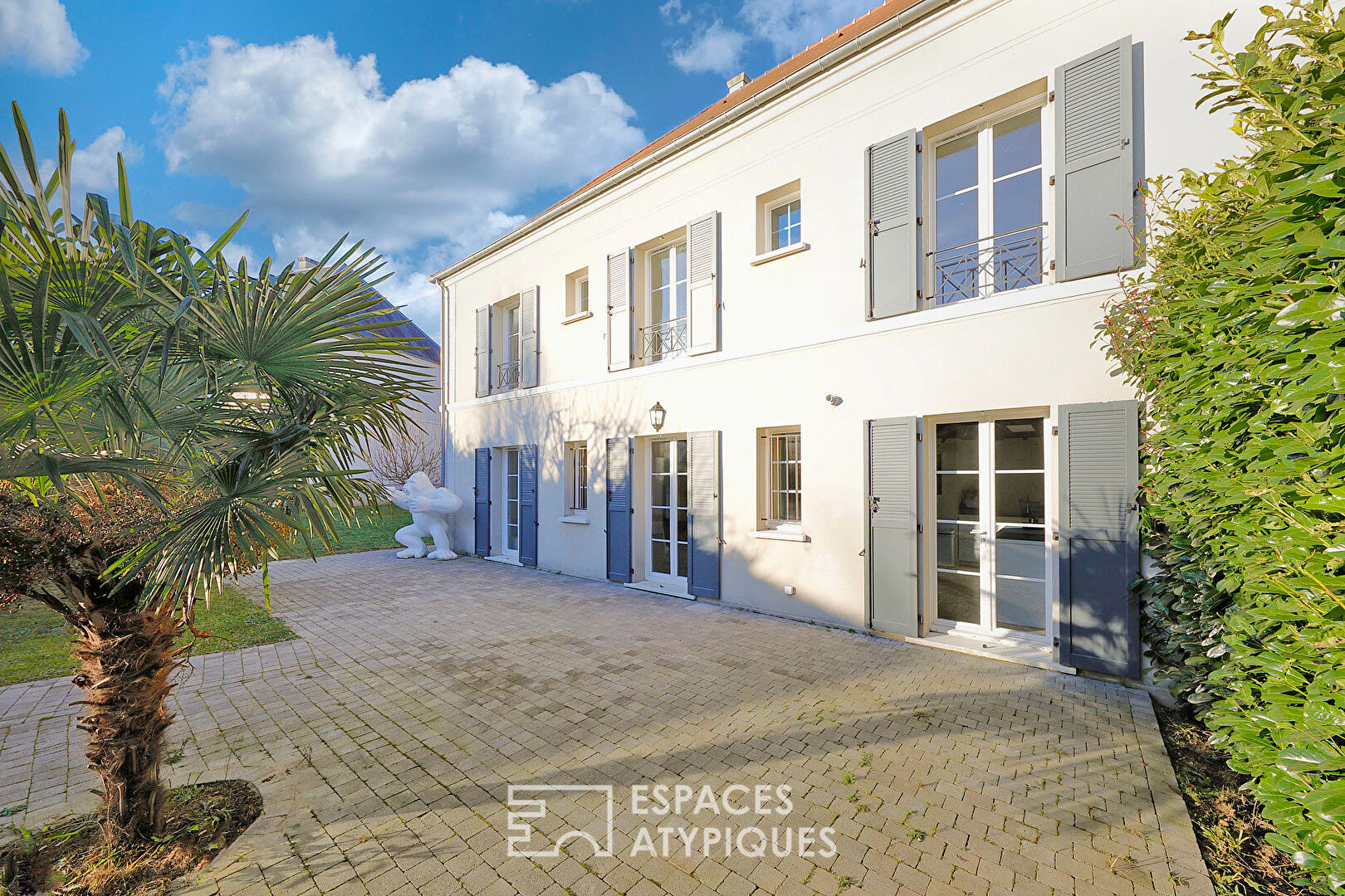 The beautiful contemporary house in the heart of the city with garden
