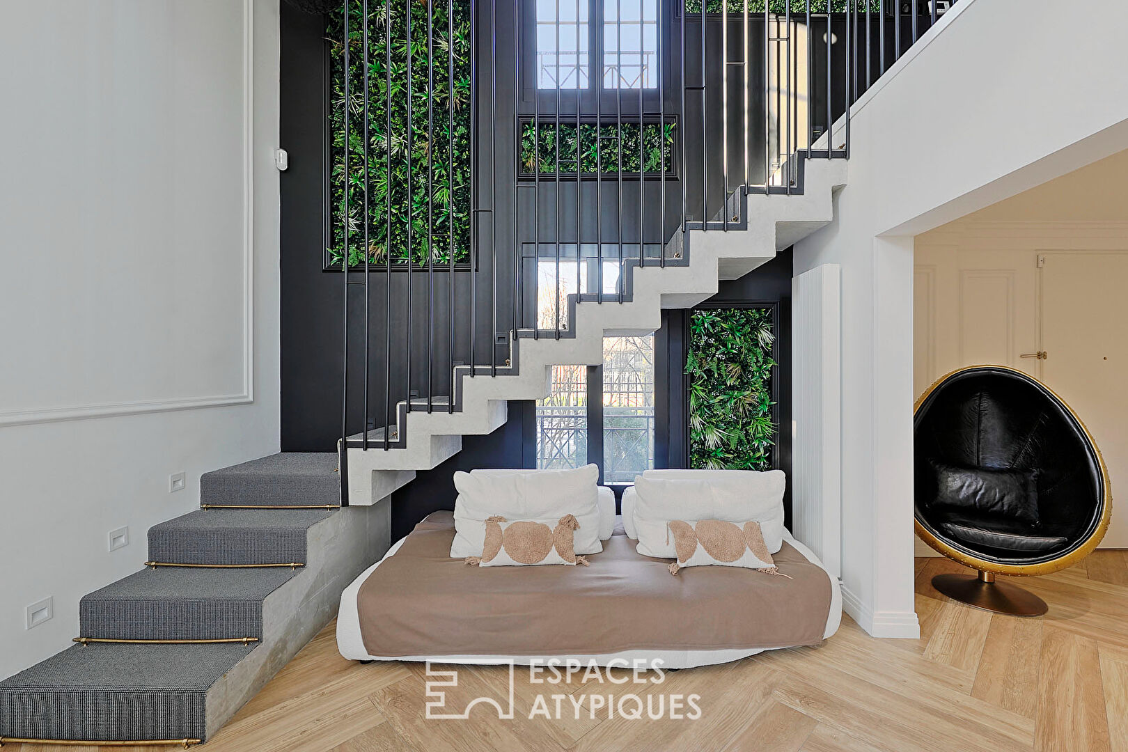 The beautiful contemporary house in the heart of the city with garden