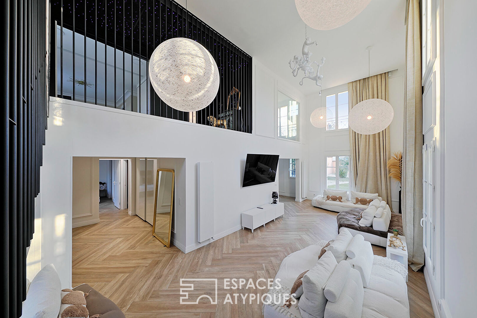 The beautiful contemporary house in the heart of the city with garden
