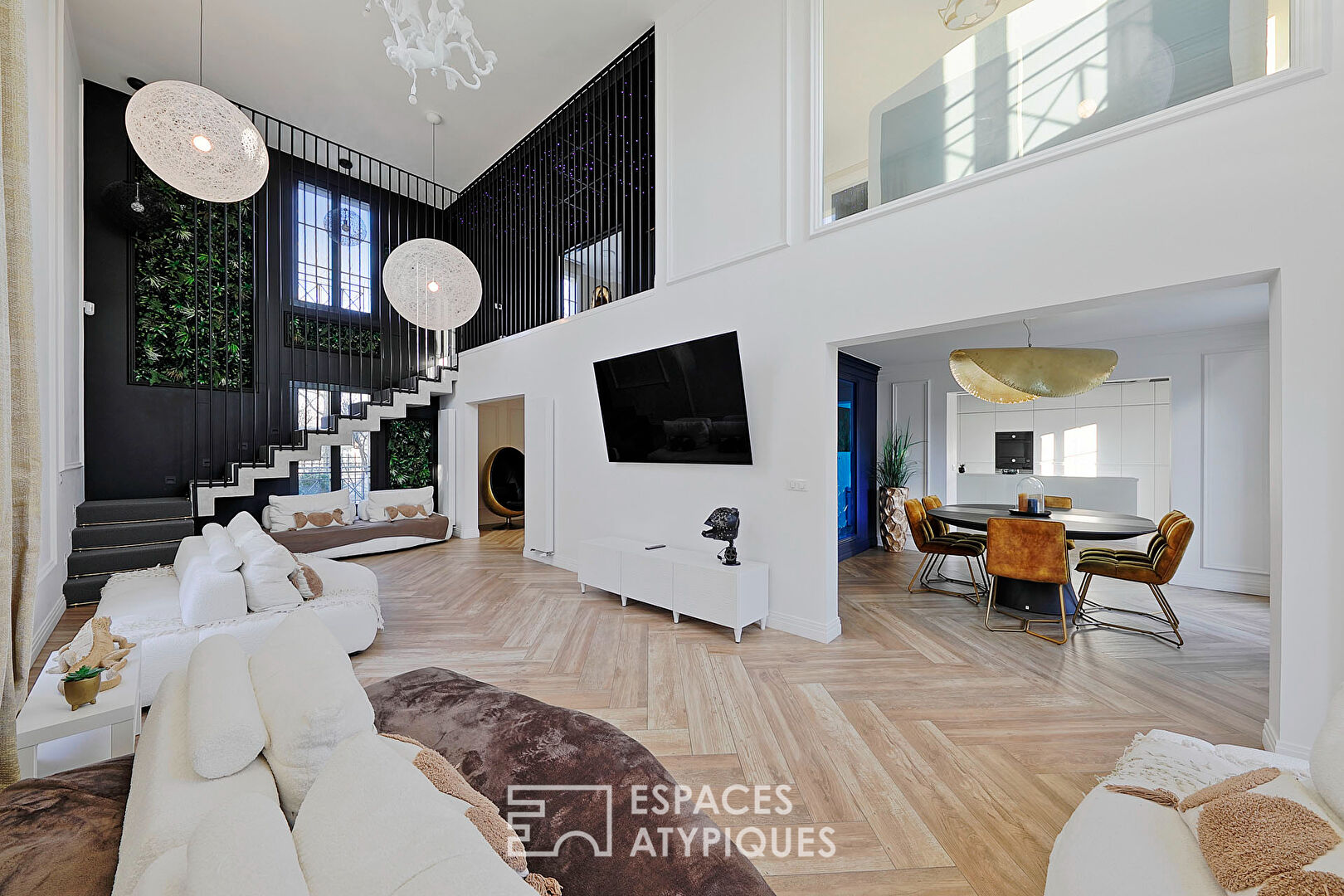 The beautiful contemporary house in the heart of the city with garden
