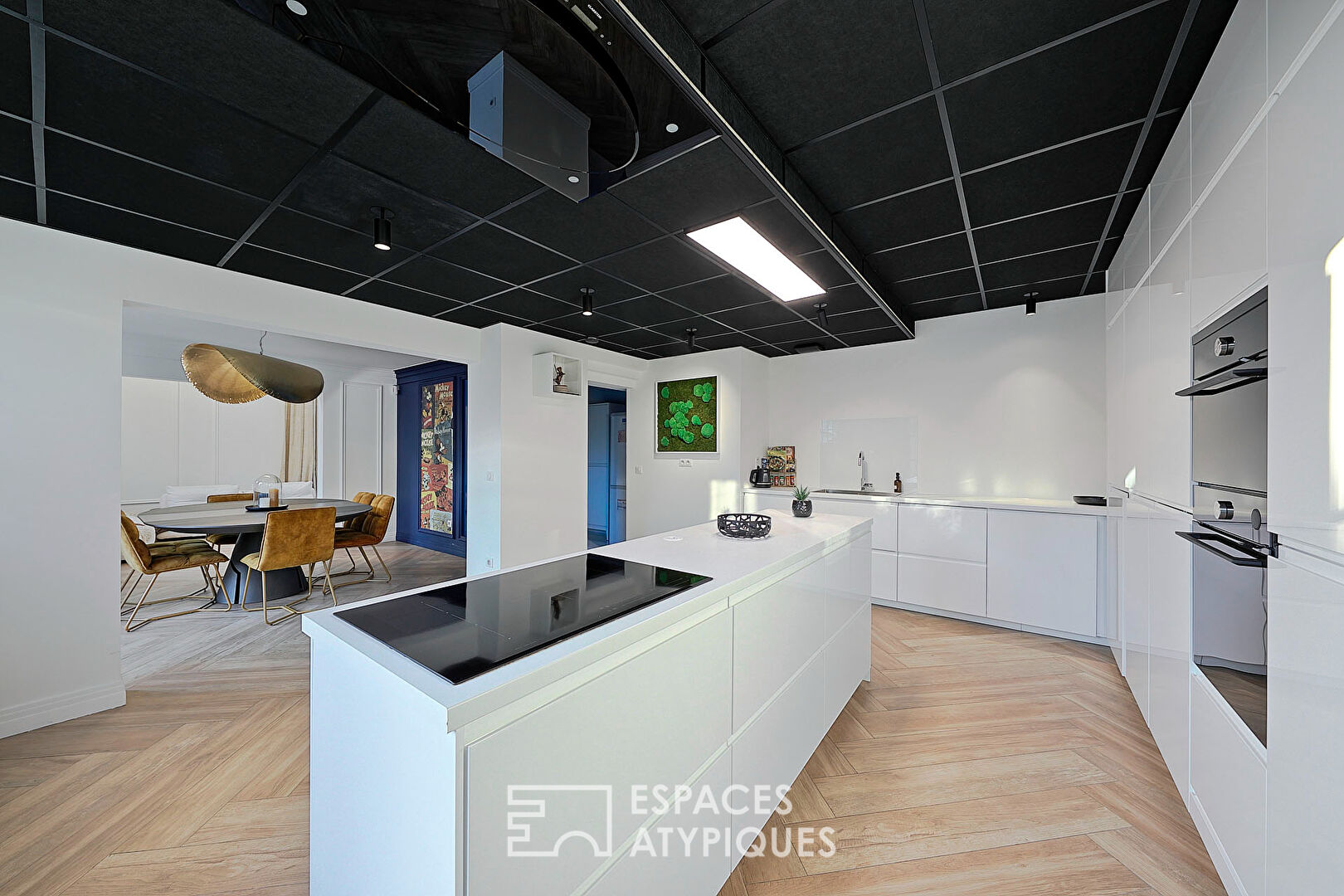 The beautiful contemporary house in the heart of the city with garden