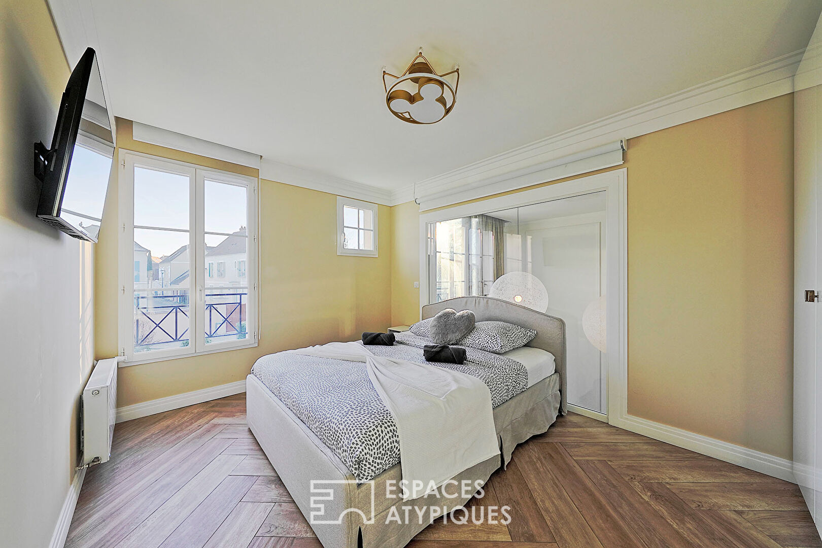 The beautiful contemporary house in the heart of the city with garden