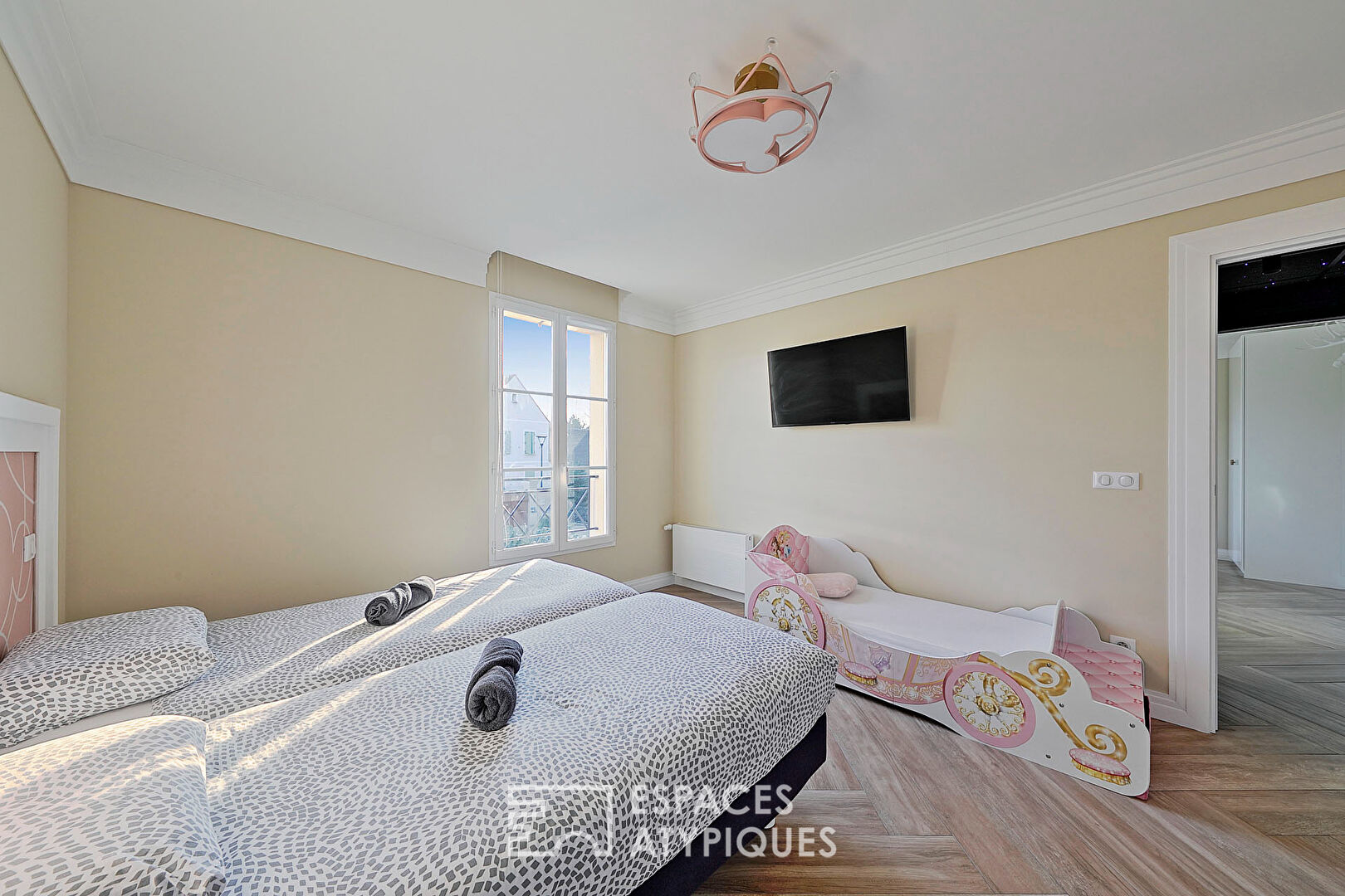 The beautiful contemporary house in the heart of the city with garden