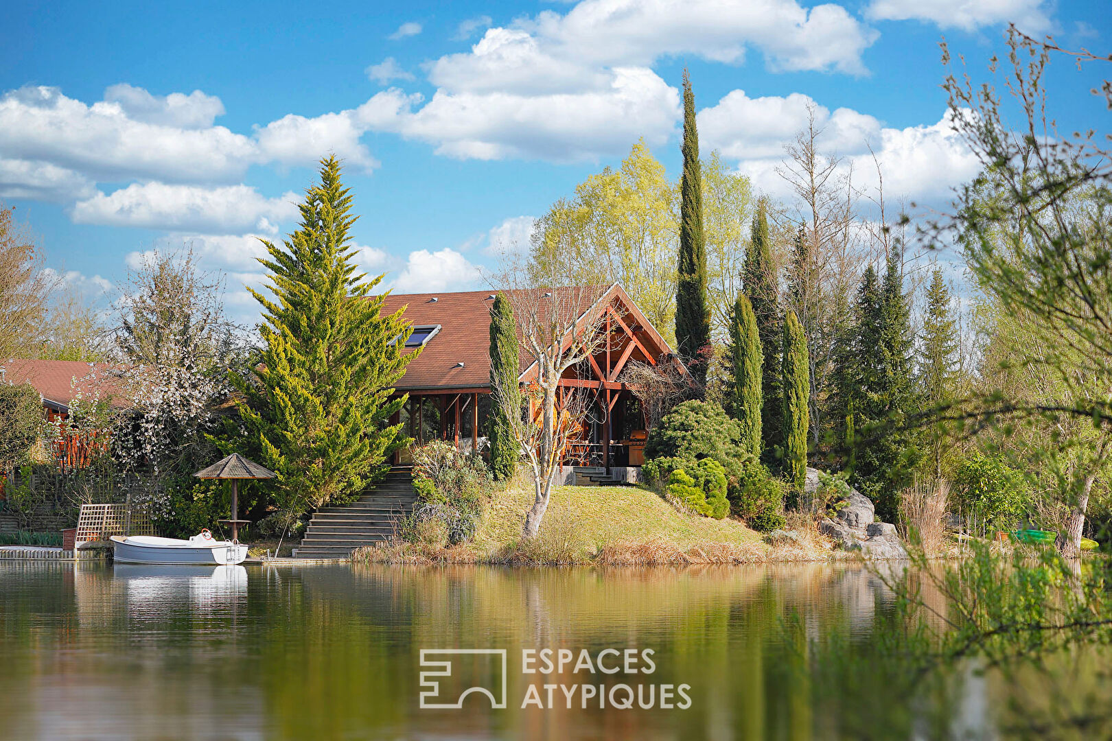 Atypical wooden house with lake view in an exceptional estate