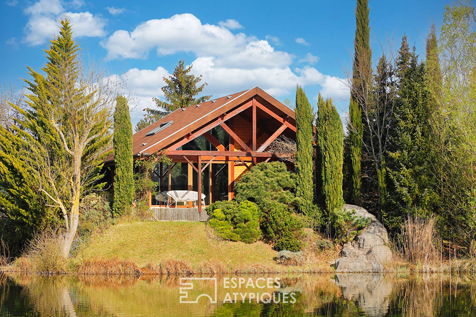 Atypical wooden house with lake view in an exceptional estate