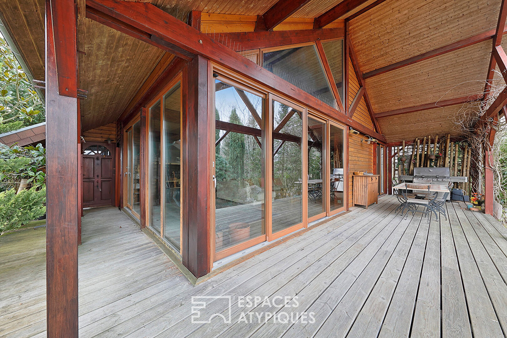 Atypical wooden house with lake view in an exceptional estate
