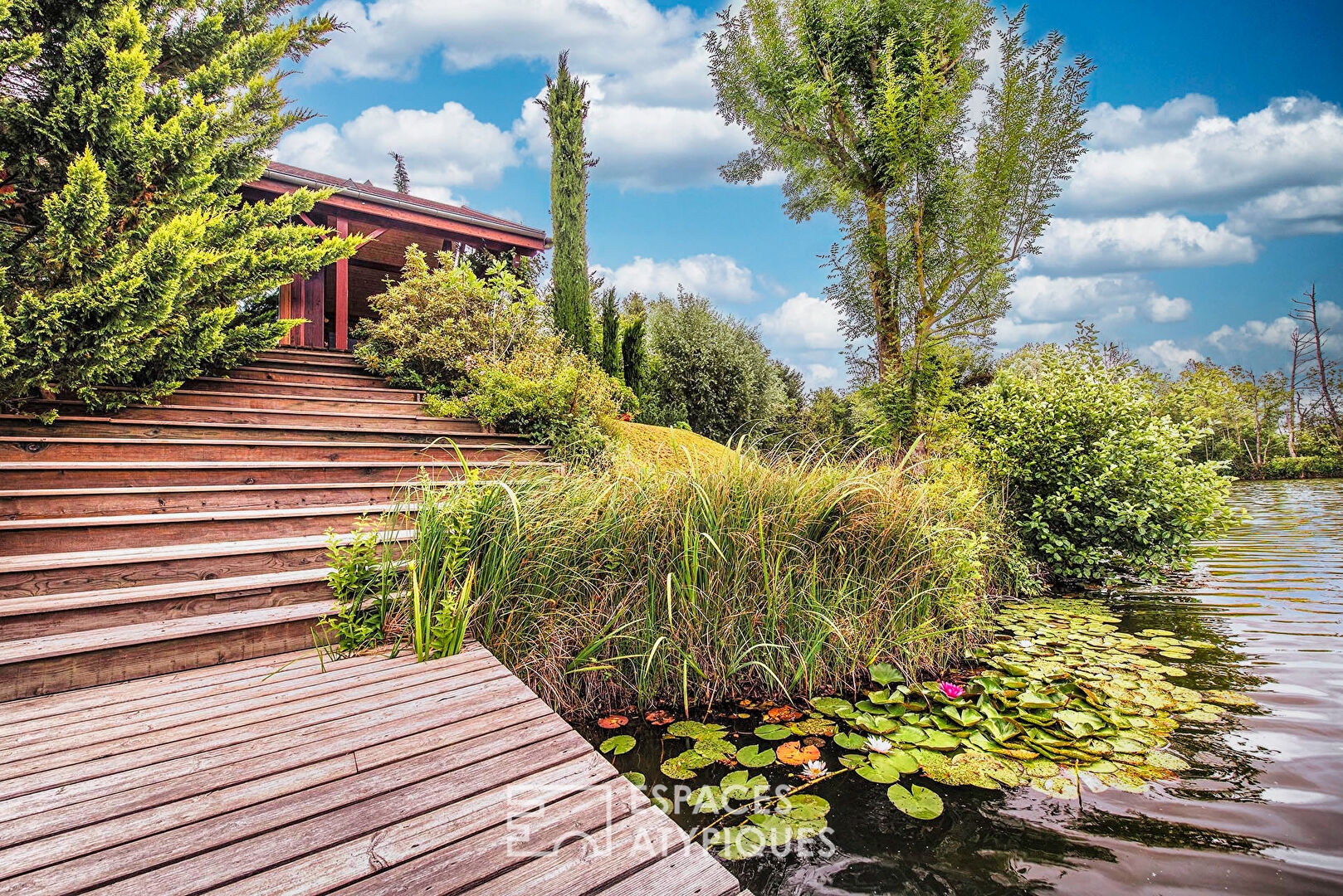 Atypical wooden house with lake view in an exceptional estate